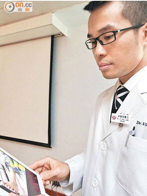威院醫生示範用平板電腦遙距診斷中風患者的病情。
