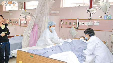 在人手不足下，病房內的醫護人員經常需搬抬病人。