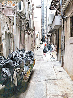後巷有大量垃圾堆積，被指影響環境衞生。