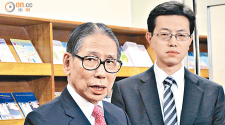 梁智鴻（左）表示，委員會將於明年初展開標準工時的諮詢及研究工作。