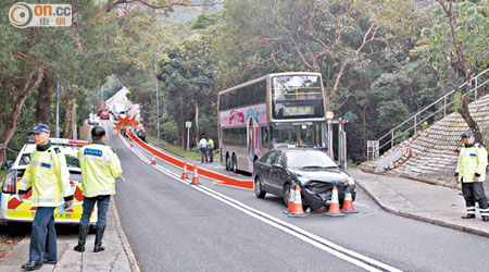 肇事私家車撞倒男生並拖行卅米始停下（箭嘴示）。（張世洋攝）