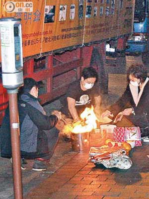 死者三名學生在現場路祭。（夏國威攝）