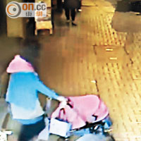 「天眼」拍攝到吳婦將嬰兒車「冚到實」推離大廈，疑惹起警方懷疑。（資料圖片）