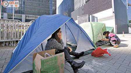 六名西灣村村民昨於政總外搭起帳篷，準備通宵留守至周三立法會會。（梁鵬威攝）