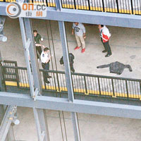 警方在七樓檢獲相信屬死者的外套。