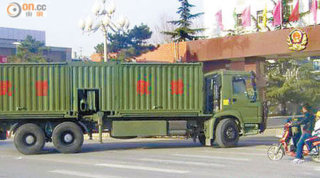 網民發布的「軍車進城」照片。（資料圖片）