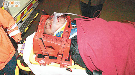 受傷女乘客送院時需套頸箍並戴氧氣罩。（吳建明攝）