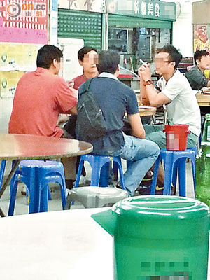 有食客在花園街市政大廈三樓熟食中心內公然吸煙，食環署巡查一無所獲。（讀者提供）