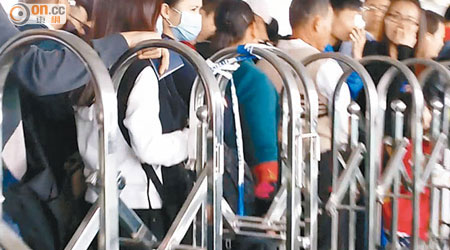 不少入境香港的內地旅客均已戴上口罩。