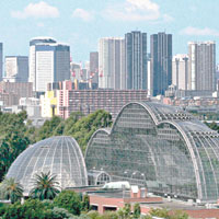 日本東京新江東焚化爐旁，設夢之島植物公園溫室和室內暖水泳池。（互聯網圖片）