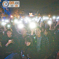 「百萬零一夜」匯演，大會邀請出席者用手機照亮校園，非常壯觀。