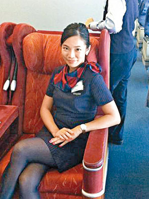 穿上空姐制服的Arbe俏麗可人，惜遭逢毒手。（互聯網圖片）