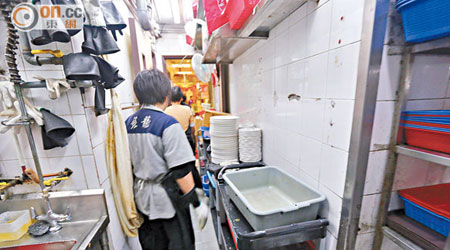 「銀龍」銅鑼灣店昨晚市時段有三名洗碗工當值。