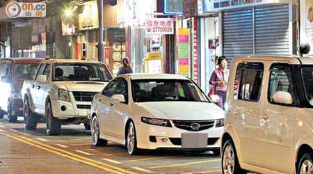 香港違例泊車嚴重，警方今年首十個月因違例泊車而發出的「牛肉乾」，按年增加一成三。（羅錦鴻攝）