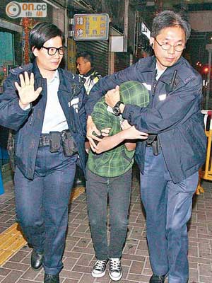 涉案南亞裔男童被警員帶署。（沈厚錚攝）