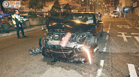簇新平治房車的車頭因損毀嚴重，恐要報銷。（吳建明攝）