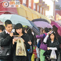 昨日下午開始落微雨，但無礙市民到工展會購物。