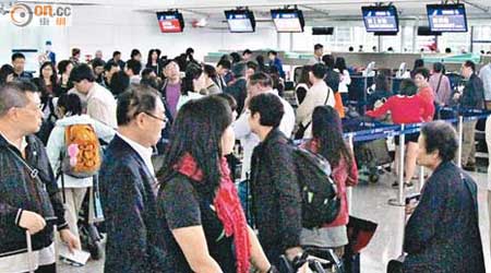 旅行社批評國泰及港龍航空要求旅行社集齊全團旅客才辦理登機手續，才造成離境大堂擠塞。（資料圖片）