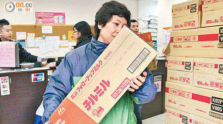 三聚氰胺事件掀起大批家長搶購日本奶粉。