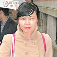 社區組織協會代表施麗珊及蔡耀昌代表上訴人孔允明到終審庭領取判詞。