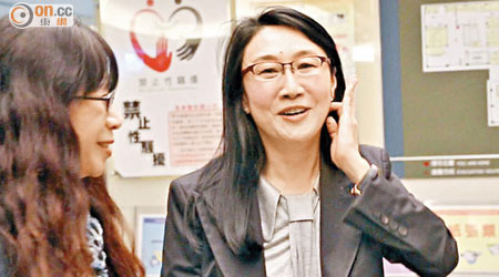 王雪紅（右）昨現身台北長庚醫院。