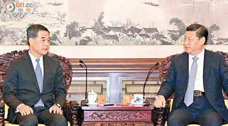 習近平（右）首次以國家主席身份聽取梁振英述職，期間主動強調香港各界要務實討論政改。