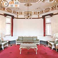景賢里寬敞中西式布置客廳，反映了當年富戶的生活情況。