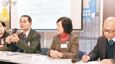 香港教育城行政總監鄭弼亮（左二）指，計劃首階段有三十三間中小學參與。