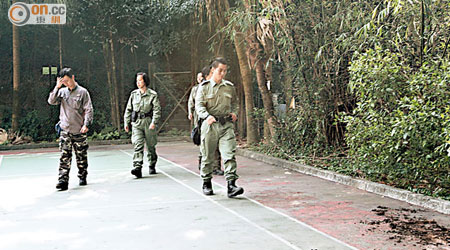 港島總區野外巡邏隊警員沿山路搜查有否可疑人士。（李子強攝）