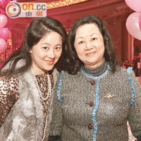 保良局前主席李張慧美（右）同前總理千金李慧敏（左）在百日宴上重遇多位舊朋友，分外親切。