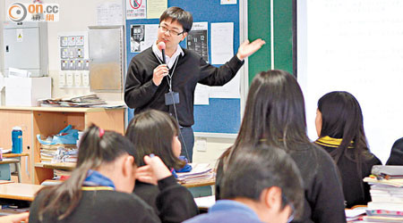 李智浩（持咪者）接受由教育局提供合共十六小時的課程詮釋簡介會後，便教授旅款科。