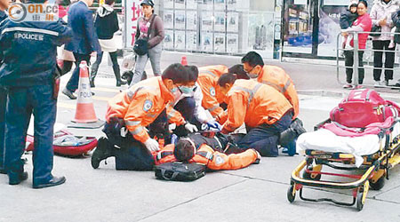 受傷電單車救護員由同袍檢查傷勢。（讀者提供）