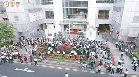 泛民議員不時在中聯辦門外示威不得其門而入，故對內進午宴有顧慮。（資料圖片）