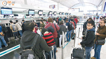 機場人頭湧湧，入境處估計聖誕元旦出入境人次超過一千萬。（霍力誥攝）