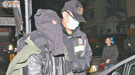 海關人員押解嫌疑毒販返其土瓜灣住所搜查。