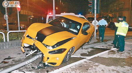 肇事跑車撞毀燈柱，車頭損毀。（沈厚錚攝）