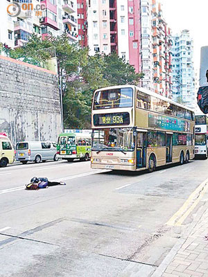 遭巴士撞倒女子飛彈五公尺受傷倒地。（網友Sunny Hau提供）