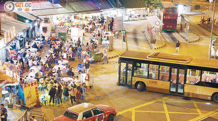 火炭熟食市場食檔每晚佔用巴士總站「大排筵席」，食客與入站巴士擦身而過，險象環生。
