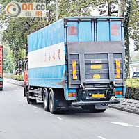 坪輋路迴旋處後段的沙頭角公路收窄成雙線雙程行車，單車須與汽車共用同一行車線。