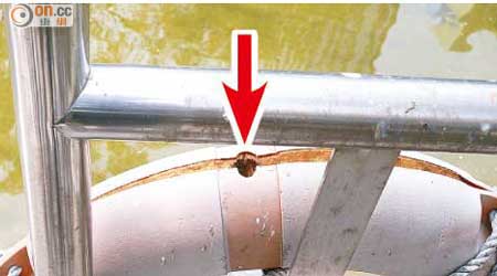 柴灣公園人工湖畔的救生圈出現明顯裂縫（箭嘴示）。