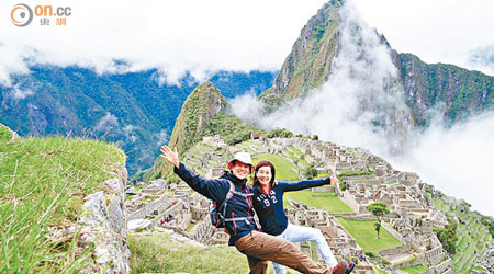 李根興（左）同妹妹李鈺涵上月到秘魯嘅馬丘比丘古蹟，難掩興奮心情。（受訪者提供）
