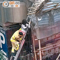 消防員架鋼梯救出女遊客。（讀者提供）