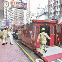 消防員運送大批氧氣樽到場協助拯救。