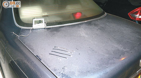 打鼓嶺下山雞乙一度錄得攝氏零度低溫。汽車的車身和玻璃猶如披上一層薄霜。（張曉楠攝）