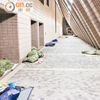 有露宿者在尖沙咀文化中心外只能以紙皮或單薄的睡袋禦寒。