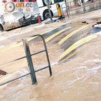 寶鄉街爆水管位置不斷湧出食水，路面亦破裂。（讀者提供）