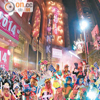 大批市民在時代廣場熱烈迎接新一年來臨。
