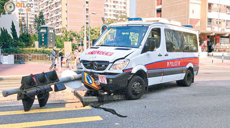 警車撞向安全島，交通燈被撞至倒下。（楊啟達攝）