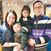 前百仁基金主席施榮忻（右一）同太太及一對子女祝福讀者新年快樂。