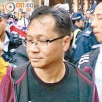 蔡耀昌遭邀進示威者狙擊，終須乘的士離開。
